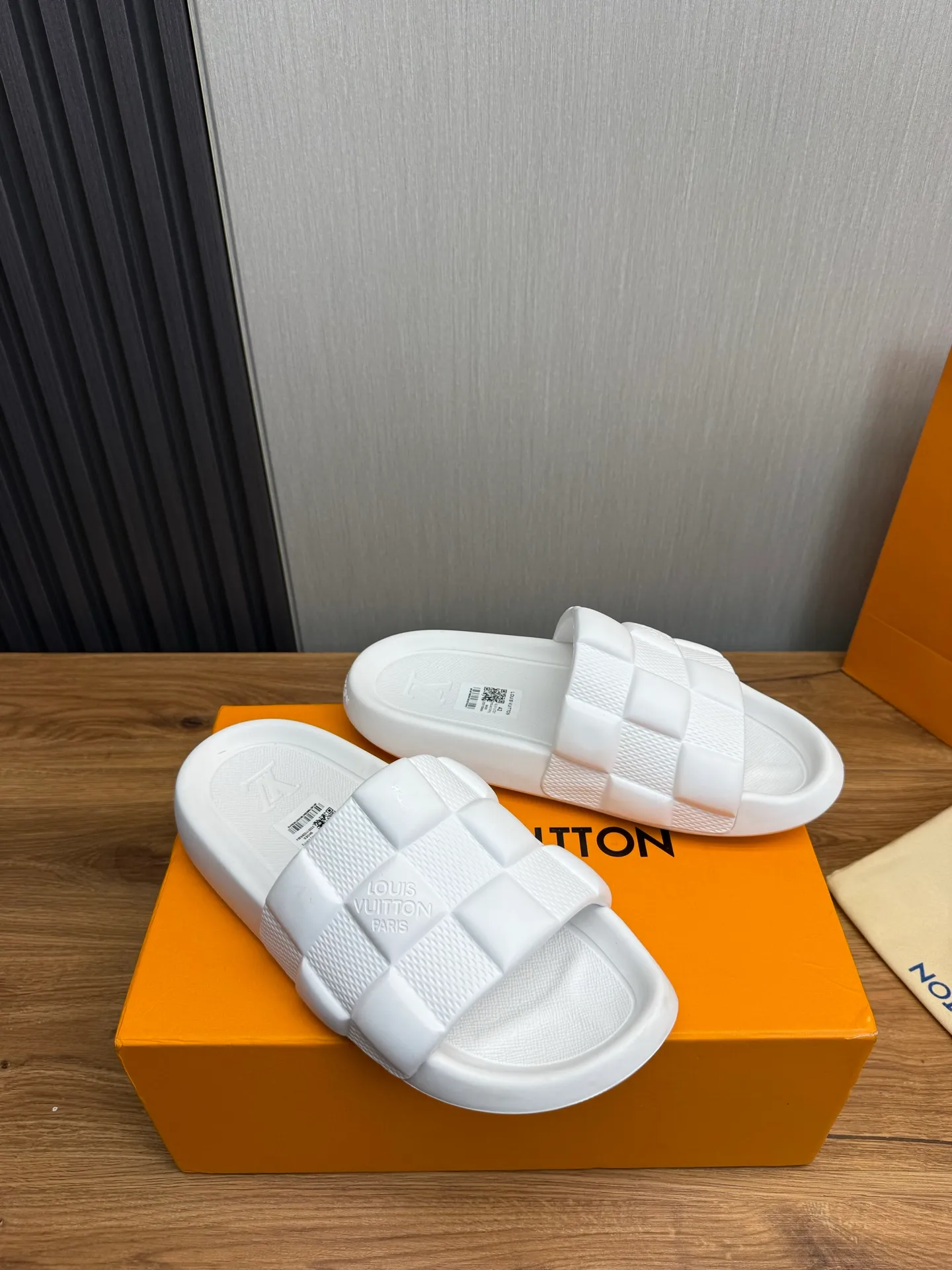 Men's shoes 💰260💰 ▪️LV's popular Little Red Book popular slippers hot sale: 1 shipment✅ Super textured and comfortable slippers, original TPU outsole. Authentic counter box drawer box packaging 🎁Size 38-45